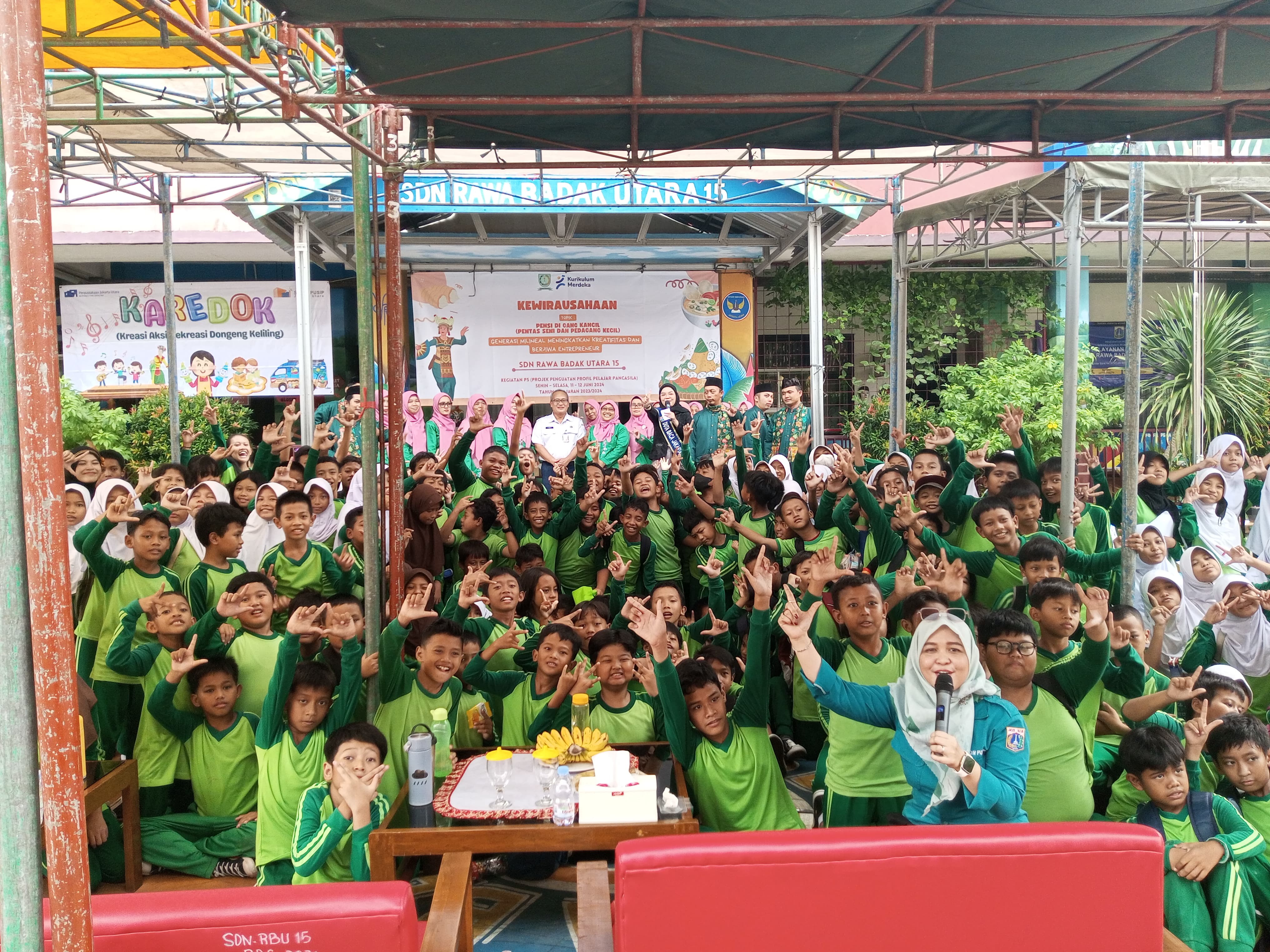 KAREDOK (Kreasi Aksi Rekreasi Dongeng Keliling)
